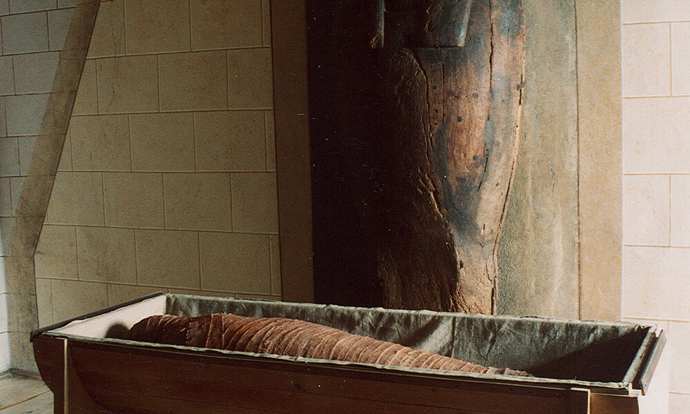 Egyptologické sbírky – cedrový sarkofák a mumie.
